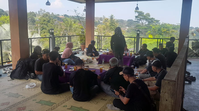 makan siang di bale botram ngargoyoso