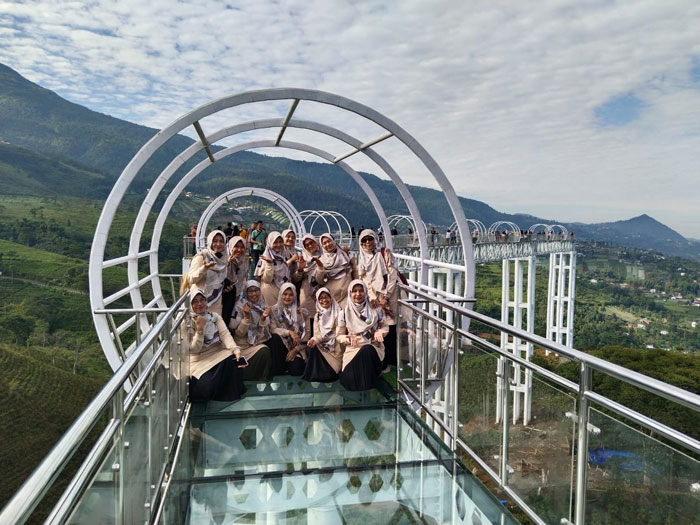 jembatan kaca skyhills kemuning
